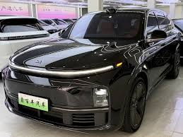 SUV noir avec bandeau lumineux